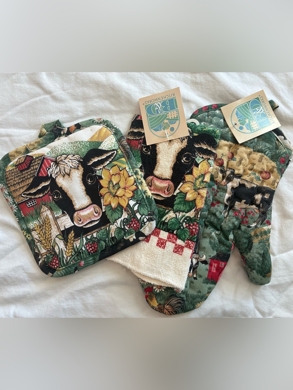 B&D Kitchenworks Cow Themed Kitchen Set Oven-Mitt Towel & Pot Holder NWT